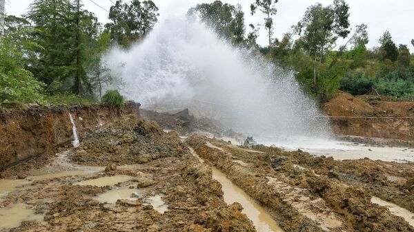 Прорыв водосточной трубы по ул. Эшба - Sputnik Аҧсны