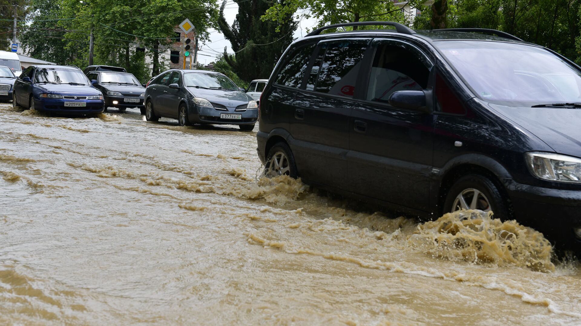 Прорыв водосточной трубы по ул. Эшба Прорыв водосточной трубы по ул. Эшба - Sputnik Аҧсны, 1920, 07.09.2025
