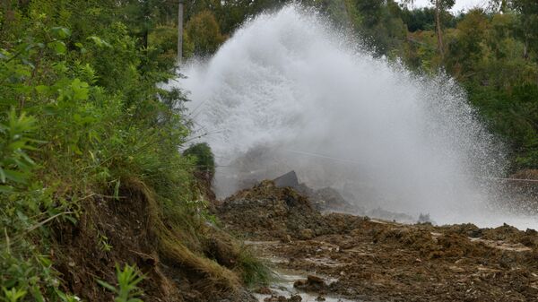 Прорыв водосточной трубы по ул. Эшба - Sputnik Аҧсны