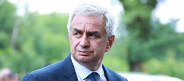 Президент Рауль Хаджимба во время рабочей поездки в село Члоу Президент Рауль Хаджимба во время рабочей поездки в село Члоу - Sputnik Абхазия