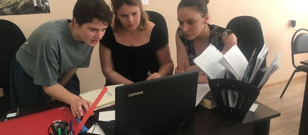 Сотрудники службы социальной поддержки детей и семей Сотрудники службы социальной поддержки детей и семей - Sputnik Абхазия