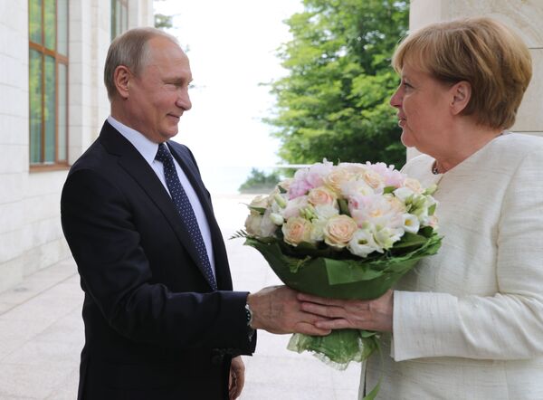 Президент РФ Владимир Путин и федеральный канцлер ФРГ Ангела Меркель во время встречи в Сочи - Sputnik Абхазия