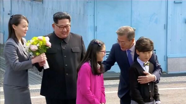 Лидер Северной Кореи Ким Чен Ын и его сестра Ким Йо Чонг во время встречи с президентом Республики Кореи Мун Джэином, Пханмунджом, Южная Корея, 2018 - Sputnik Абхазия