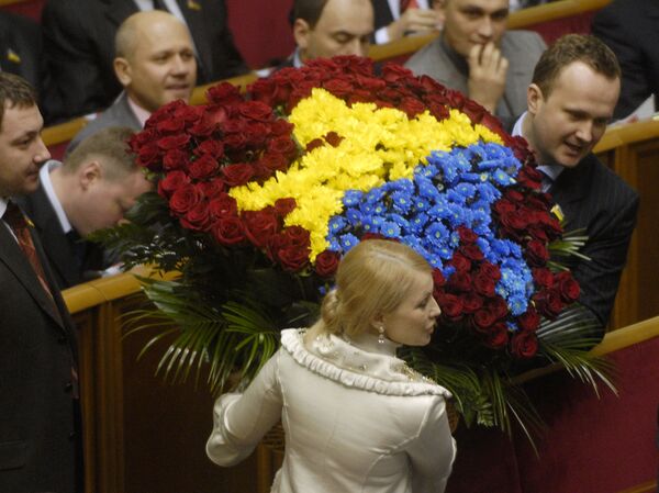 Юлия Тимошенко держит букет цветов с изображением карты Украины, Киев, 2007 - Sputnik Абхазия