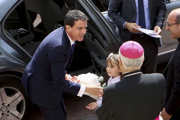 Премьер-министр Франции Мануэль Вальс получает букет цветов во время визита в Римско-католическую церковь в Аммане, Иордания, 2015 - Sputnik Абхазия