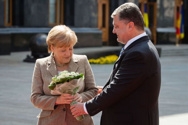 Президент Украины Петр Порошенко и канцлер Германии Ангела Меркель во время встречи в Киеве, 2014 год - Sputnik Абхазия