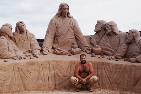 Мастер у скульптуры во время подготовки к открытию фестиваля песчаных скульптур в Санкт-Петербурге - Sputnik Абхазия