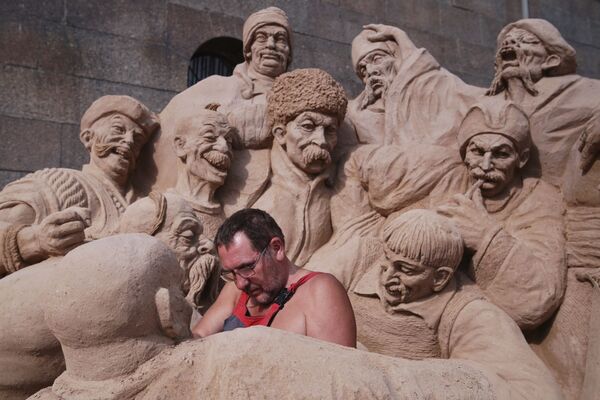 Мастер работает над скульптурой во время подготовки к открытию фестиваля песчаных скульптур в Санкт-Петербурге - Sputnik Абхазия