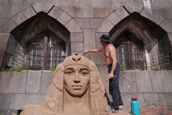Мастер работает над скульптурой во время подготовки к открытию фестиваля песчаных скульптур в Санкт-Петербурге - Sputnik Абхазия