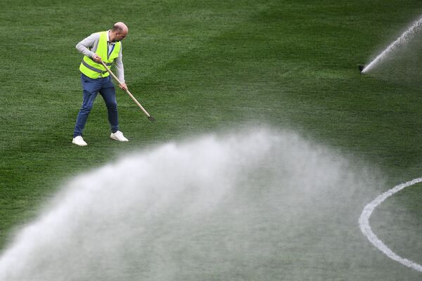 Уборка газона на поле на стадионе Волгоград Арена - Sputnik Абхазия