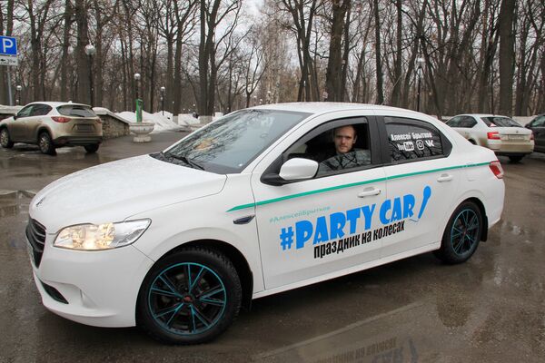 Караоке-такси Party Car и его владелец Алексей Караоке-такси Party Car и его владелец Алексей - Sputnik Абхазия