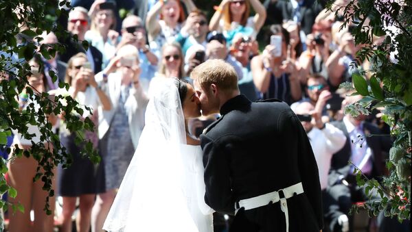 Поцелуй принца Гарри и Меган Маркл у часовни Св. Георгия в Виндзорском замке после свадебной церемонии - Sputnik Абхазия