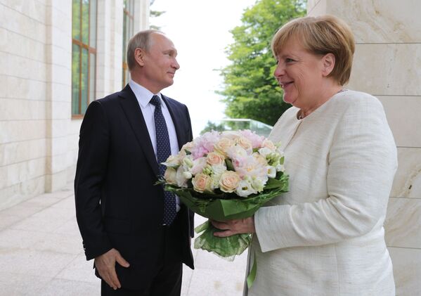 Президент РФ Владимир Путин и федеральный канцлер ФРГ Ангела Меркель во время встречи в Сочи - Sputnik Абхазия