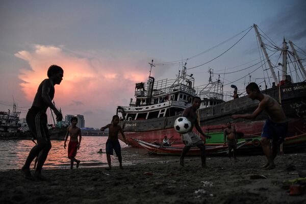 Молодежь играет в футбол на берегу реки Янгон в городе Янгоне, Мьянма - Sputnik Абхазия