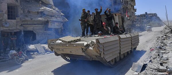 Военнослужащие сирийской армии на БМД-1 в освобожденном лагере палестинских беженцев Ярмук на юге Дамаска Военнослужащие сирийской армии на БМД-1 в освобожденном лагере палестинских беженцев Ярмук на юге Дамаска - Sputnik Аҧсны