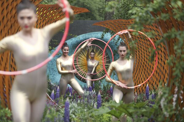 Танцоры выступают в саду Дэвида Харбера и Савеллиса в лондонском цветочном салоне Челси - Sputnik Абхазия