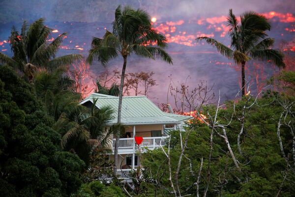 Лава возле дома на окраине Пахоа во время продолжающихся извержений вулкана Килауэа на Гавайях - Sputnik Абхазия