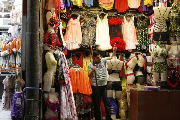 Уличный торговец торгует женским бельем в Дамаске, Сирия - Sputnik Абхазия