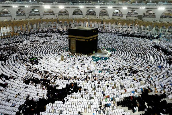 Мусульмане молятся и собираются вокруг святой Каабы в мечети шейха Зайда во время священного месяца Рамадан в Мекке, Саудовская Аравия - Sputnik Абхазия
