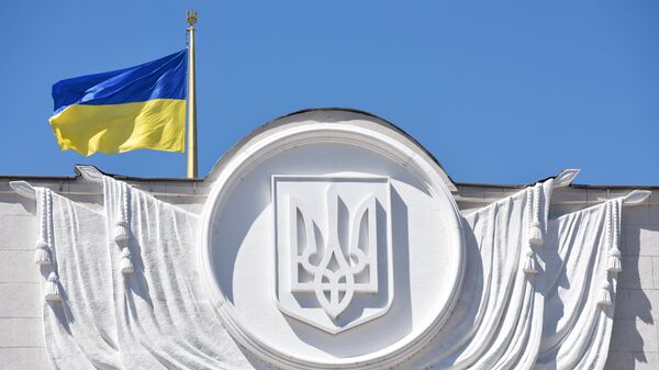 Флаг Украины на здании Верховной рады в Киеве - Sputnik Абхазия