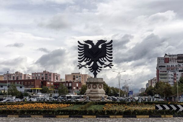Герб Албании на одной из площадей в Тиране - Sputnik Абхазия