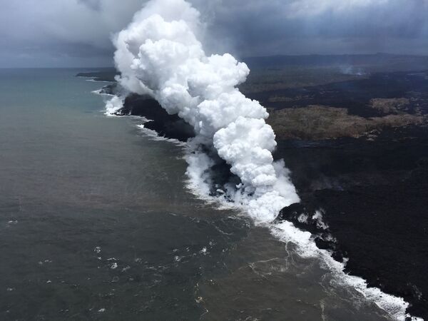 Лава извергающегося на Гавайях вулкана Килауэа при столкновении с океаном - Sputnik Абхазия