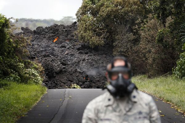Застывшая после столкновением с океаном лава вулкана Килауэа на Гавайях - Sputnik Абхазия