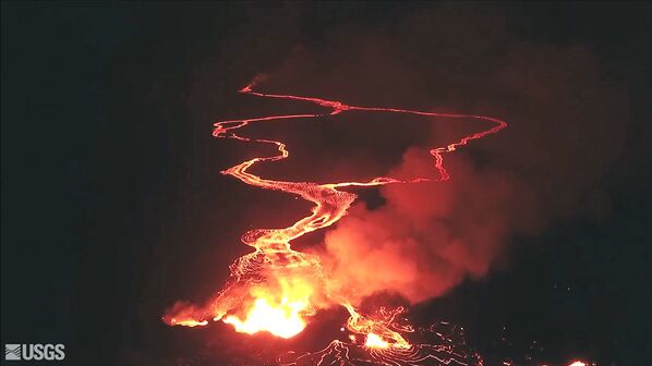 Огненная борозда во время извержения вулкана Килауэа на Гавайях - Sputnik Абхазия