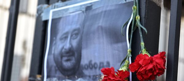 Цветы в память об убитом российском журналисте Аркадии Бабченко у здания посольства РФ в Киеве - Sputnik Абхазия