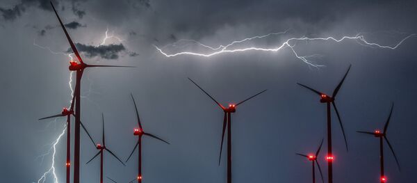 Молнии между ветровыми мельницами на востоке Германии Молнии между ветровыми мельницами на востоке Германии - Sputnik Абхазия