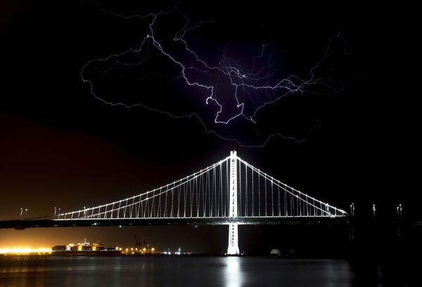 Разряды молнии над мостом Бэй Бридж в Сан-Франциско, США - Sputnik Абхазия