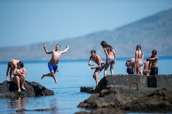 Отдыхающие прыгают в воду с волнорезов в Новом Свете, Крым - Sputnik Абхазия