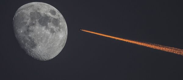 Луна и самолет на закате Луна и самолет на закате - Sputnik Абхазия