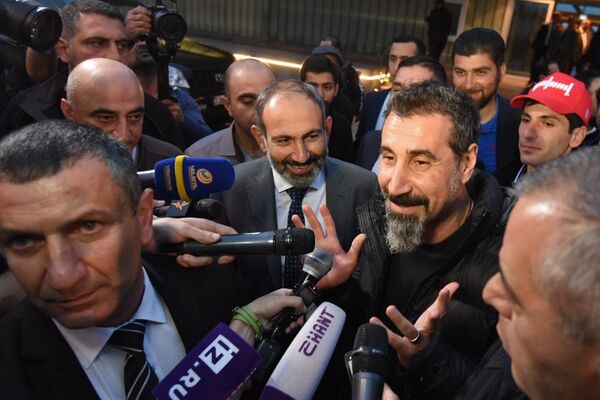 Рок-музыкант Серж Танкян отвечает на вопросы журналистов у аэропорта Звартноц в Ереване - Sputnik Абхазия