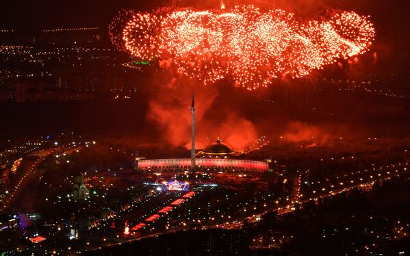 Праздничный салют в честь Дня Победы на Поклонной горе в Москве - Sputnik Абхазия