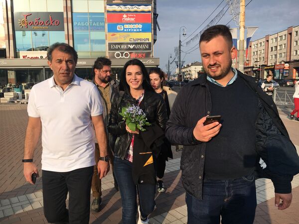 Рахим Рашидов и команда “Наивных путешественников” в Калининграде Рахим Рашидов и команда “Наивных путешественников” в Калининграде - Sputnik Абхазия