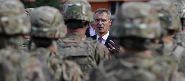 Генеральный секретарь НАТО Йенс Столтенберг беседует с солдатами (9 сентября 2015). Прага, Чехия - Sputnik Абхазия