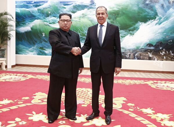 Министр иностранных дел РФ Сергей Лавров и глава КНДР Ким Чен Ын на встрече в Пхеньяне - Sputnik Абхазия