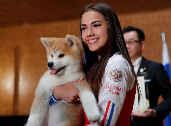 Российская фигуристка Алина Загитова с щенком акита-ину, подаренным ей японской делегацией - Sputnik Абхазия