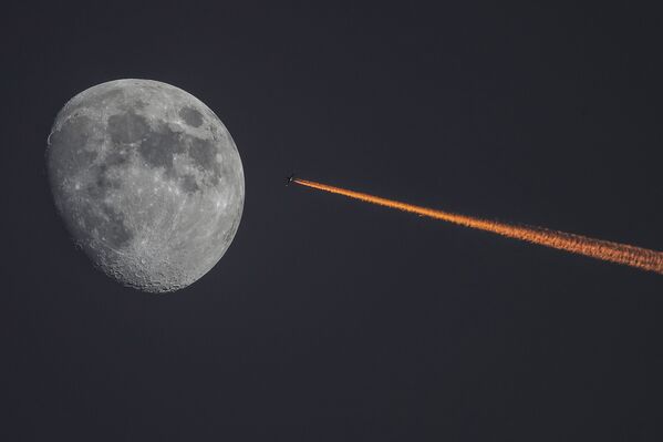 Луна и самолет на закате - Sputnik Абхазия