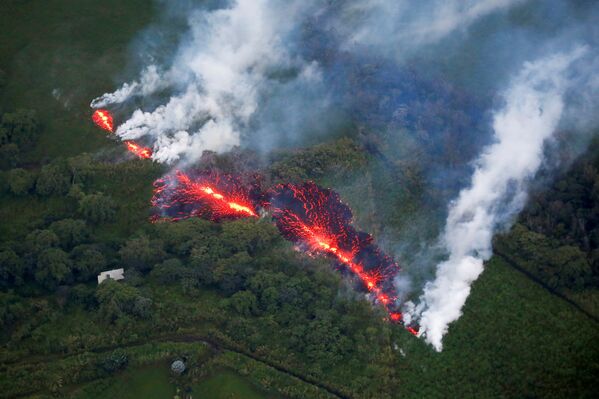Огромная трещина появилась на вулкане Килауэа на Гавайях, выбрасывая потоки магмы, сопровождающиеся пронзительным громким звуком. Из уже существующих, это самая большая трещина, которая разрушает Килауэа - Sputnik Абхазия