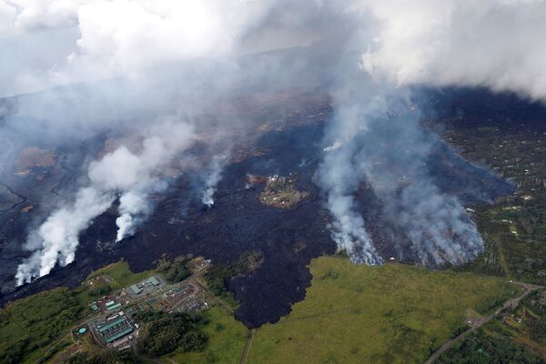 Лава от извержения вулкана Килауэа на Гавайях накрыла две скважины, от которых работает местная геотермальная электростанция - Sputnik Абхазия