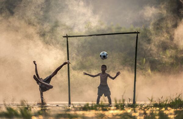 Азиатские мальчики играют в футбол в сельской местности - Sputnik Абхазия