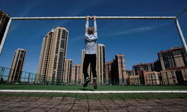 Мальчик висит на футбольных воротах в Санкт-Петербурге - Sputnik Абхазия
