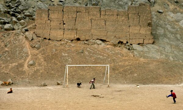 Мальчики играют в футбол в зоне археологичкских раскопок Пуручуко в Лиме - Sputnik Абхазия
