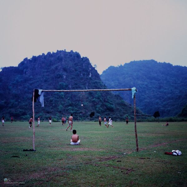Во время игры в футбол во Вьетнаме - Sputnik Абхазия