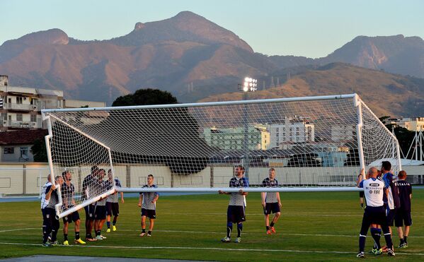 Итальянские футболисты несут футбольные ворота во время первой тренировки в Рио-де-Жанейро перед товарищеским матчем с Гаити - Sputnik Абхазия