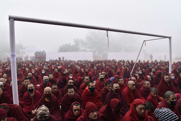 Буддистские монахи под футбольными воротами во время выступления Далай-ламы в Индии - Sputnik Абхазия