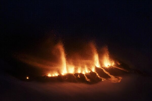 Снимок расплавленной лавы около ледника Эйяфьядлайекюдль в Исландии - Sputnik Абхазия