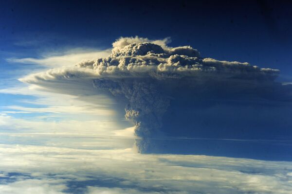 Снимок извержения вулкана Пуеуэ в Чили - Sputnik Абхазия